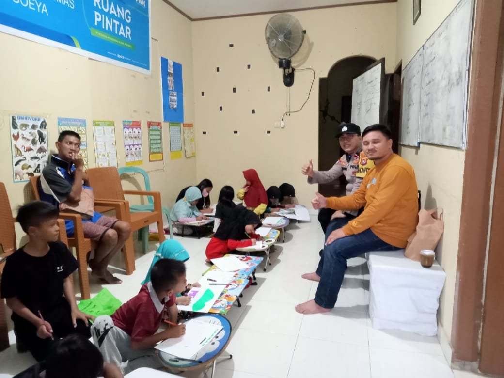 Muh. Iksan Saranani (Kaos Orange) saat dirinya sambangi Para Anak Jalanan.