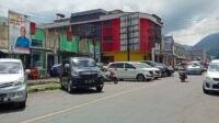 Badan jalan di Manggarai dijadikan lahan parkir oleh sopir taksi