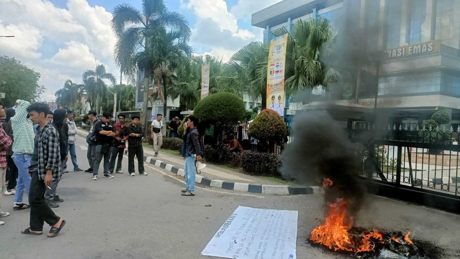 AMAK Kaltim Geruduk Kantor Gubernur, Orasi dan Bakar Ban - Jurnaltoday.co